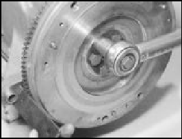 42.19 Tightening flywheel bolts
