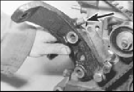 42.24C Engine mounting bracket with belt tensioner plunger (arrowed)