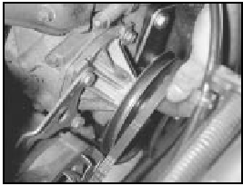 8C.52 Fitting a new coolant pump/alternator drivebelt around the pulleys