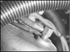 9C.70B Fuel pressure regulator vacuum hose connection at the inlet manifold