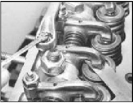 5.7 Adjusting a valve clearance