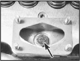 7.24A Cylinder head bolt in intake manifold