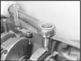 42.4B Tightening a main bearing cap bolt