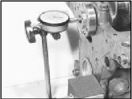 5D.8 Checking crankshaft endfloat using a dial gauge
