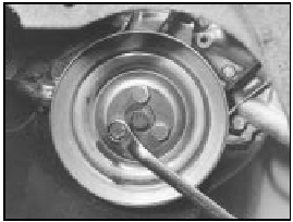 5B.7 Unscrewing the crankshaft pulley bolts