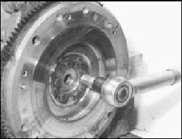 5D.14 Tightening a flywheel bolt