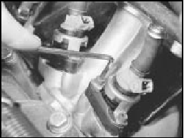 9C.80A Extracting a fuel injector screw