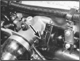 9C.90 Throttle position switch (wiring plug arrowed)