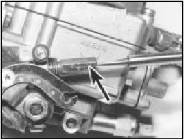 9B.6 Weber 32 TLF 4/250 carburettor idle speed screw (arrowed)