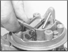 9B.23B Disconnecting the choke linkage on the Weber 32 TLF carburettor