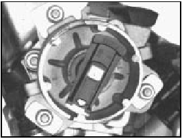 Fig. 13.78 Rotor aligned with distributor body rim mark - Microplex ignition
