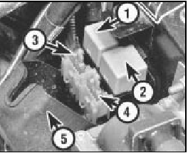 9D.26 Fuel pump relay (1), injection control relay (2), Lambda sensor fuse