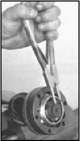Fig. 13.99 Extracting the CV joint circlip - Turbo ie models (Sec 13)