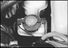 14B.54 Master cylinder/vacuum servo located next to the coolant expansion